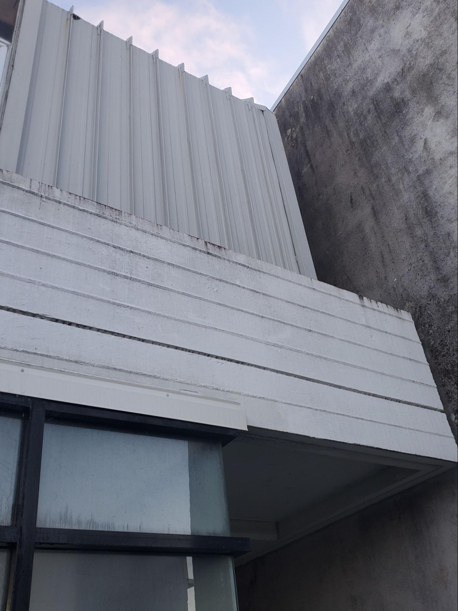 Roof edge clean after water blasting
