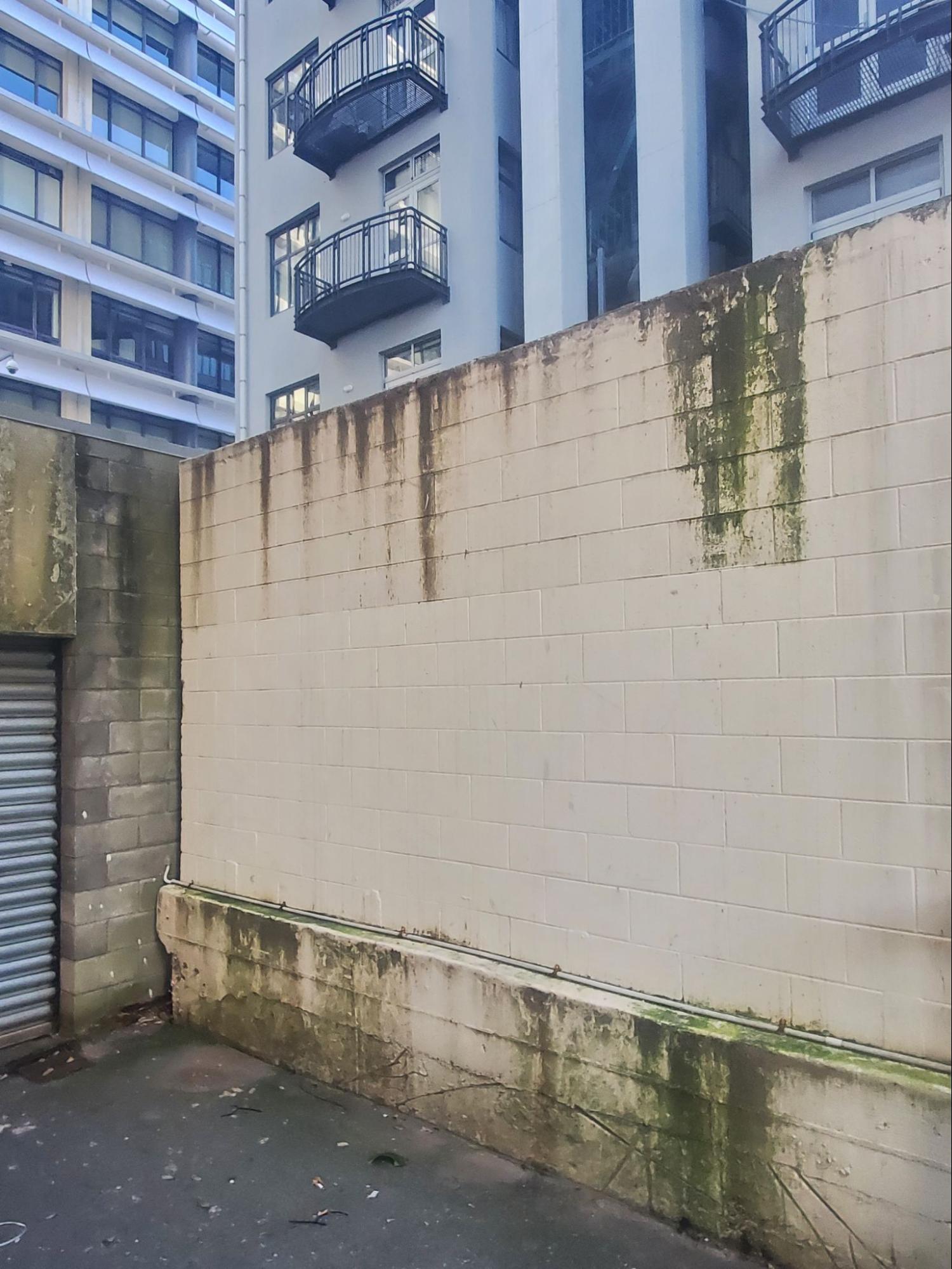 Exterior concrete wall with dirt before cleaning